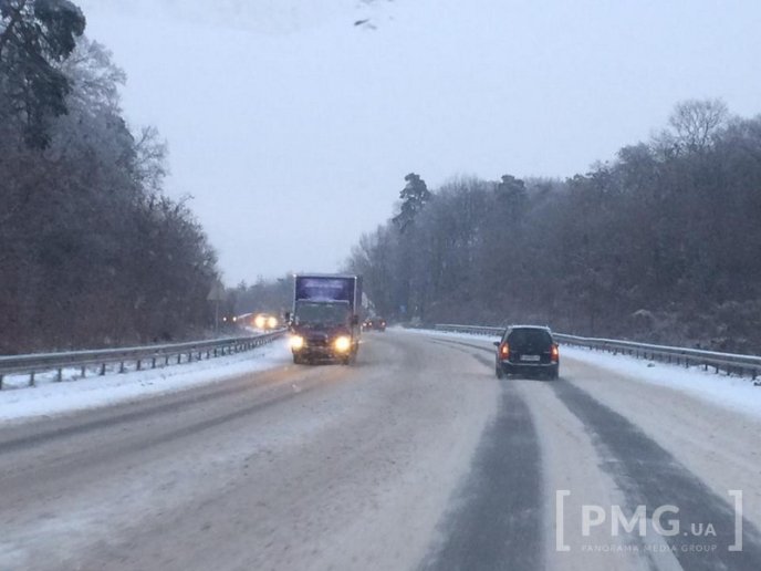 На відрізку траси "Київ-Чоп" від Ужгорода до Мукачева через снігові опади ускладнився рух автомобілів – 02 На відрізку траси "Київ-Чоп" від Ужгорода до Мукачева через снігові опади ускладнився рух автомобілів – 02