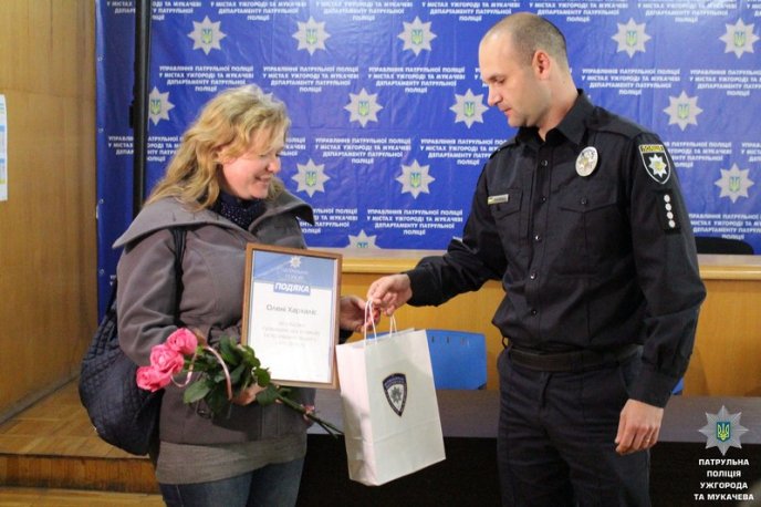 Патрульні нагородили ужгородку, яка не дозволила п’яному водію втекти з місця аварії – 04 Патрульні нагородили ужгородку, яка не дозволила п’яному водію втекти з місця аварії – 04