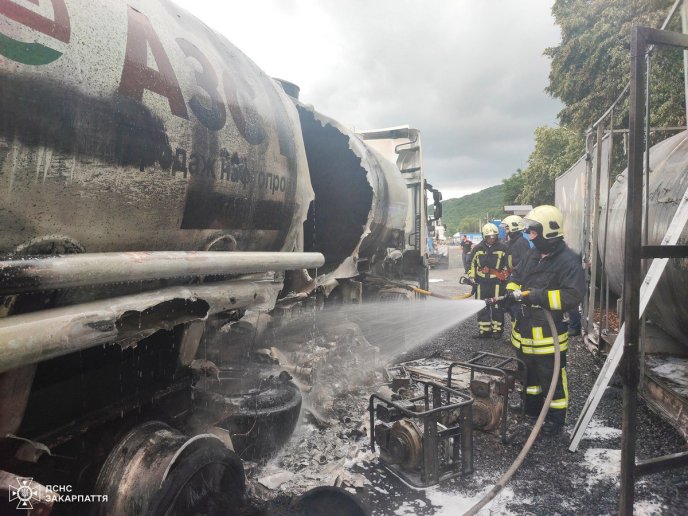 28 вогнеборців гасили пожежу, яка спалахнула на АЗС у Чинадієві – 02
