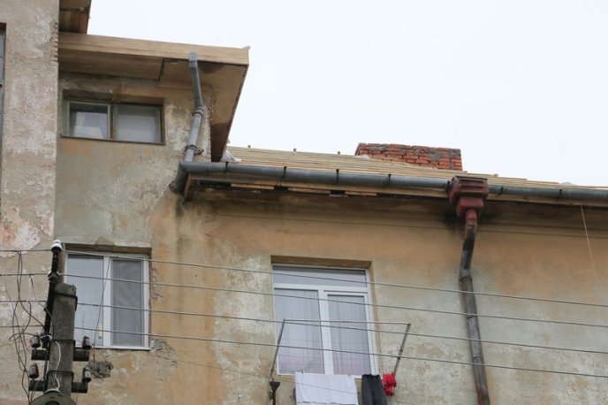 У Мукачеві капітально ремонтують дах однієї з багатоповерхівок – 01