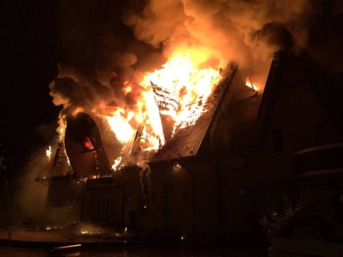 Велика пожежа у Лісарні: горів відомий туристичний комплекс "Belle Royalle"  – 02 Велика пожежа у Лісарні: горів відомий туристичний комплекс "Belle Royalle"  – 02