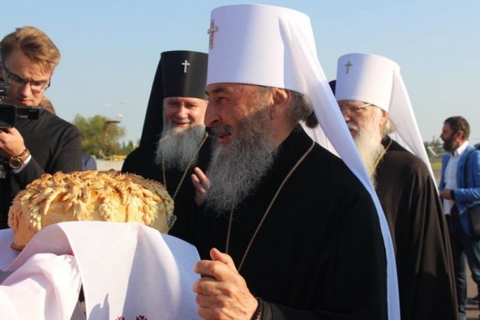 Як в аеропорту "Ужгород" предстоятеля УПЦ МП митрополита Онуфрія зустрічали  – 06