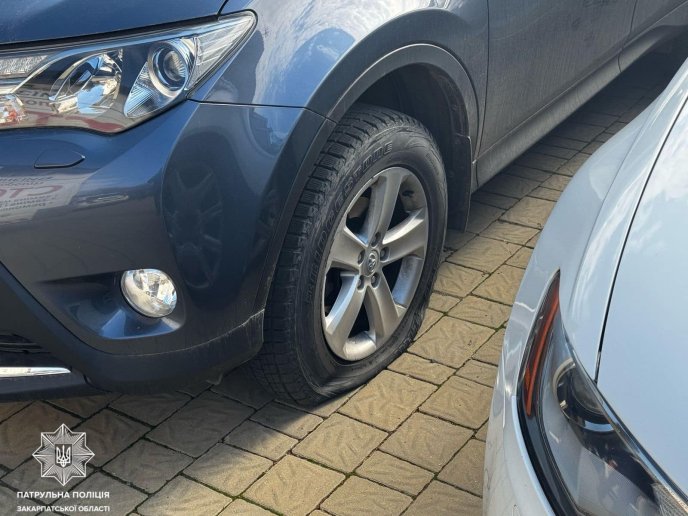 В Ужгороді чоловік порізав шини на 10 автомобілях – 02