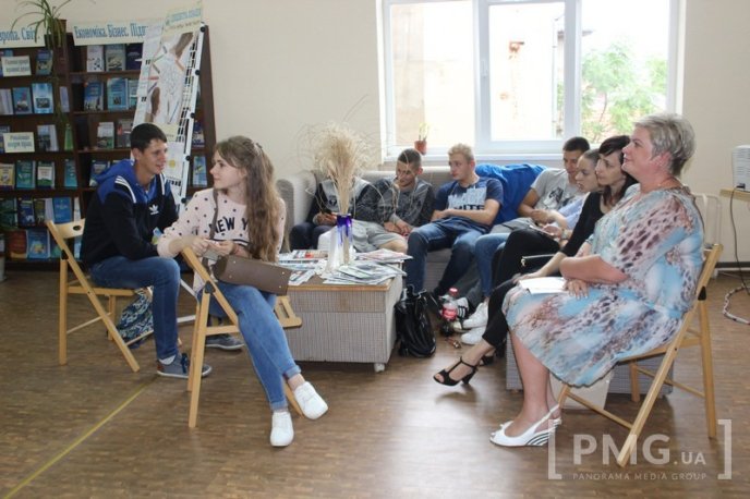 У Мукачеві відбувся флешмоб "Молодь читає" – 05