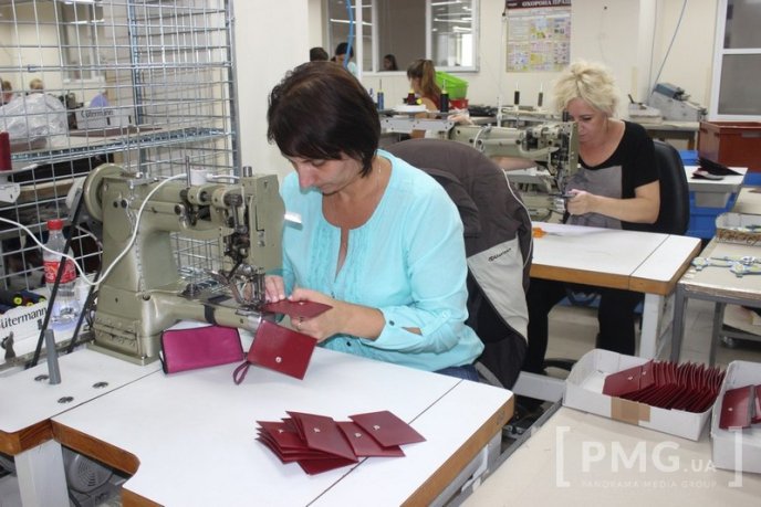 Закарпатки виготовляють сумки, які можна побачити у магазинах усіх країн світу – 08