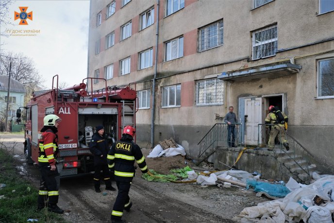 Пожежа в гуртожитку в Ужгороді: фото та подробиці від рятувальників – 10 Пожежа в гуртожитку в Ужгороді: фото та подробиці від рятувальників – 10