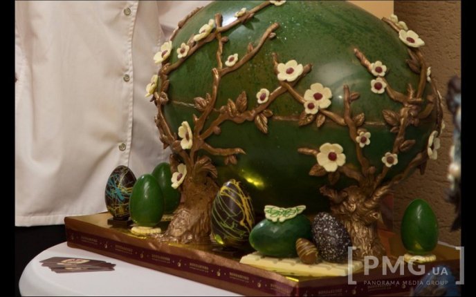 У Мукачеві відкрили виставку велетенських шоколадних писанок – 12