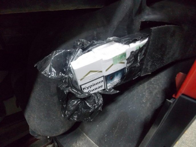 Митники виявили півтисячі пачок сигарет, приховані у вантажівці – 04