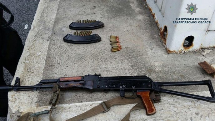 У Нижніх Воротах в машині знайшли зброю – 02