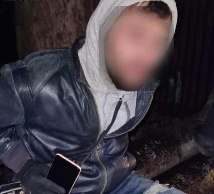 В Ужгороді затримали двох грабіжників, які викрали телефон у хлопця – 02