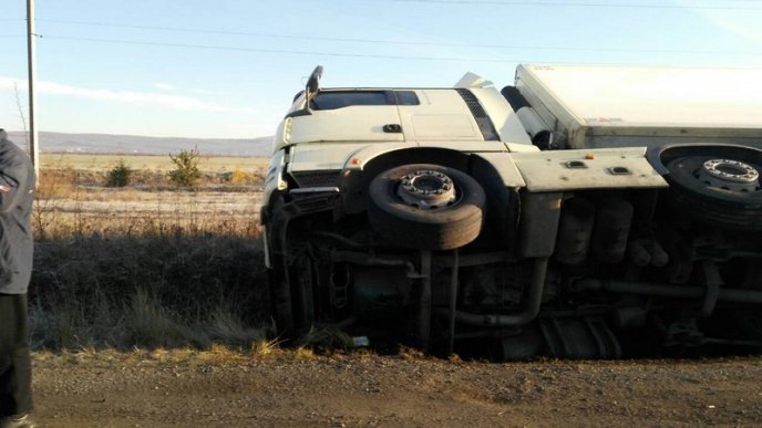 Біля Ужгорода перекинулася вантажівка – 01
