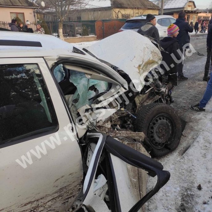 Сьогодні сталась моторошна ДТП: автівки дуже понівечені – 03