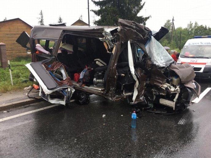 Мікроавтобус перетворився на металобрухт: опубліковано фото жахливої ДТП – 02