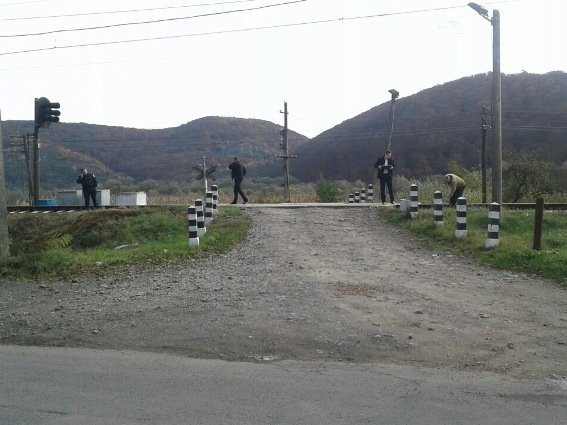 Поліція оприлюднила фото із ДТП, в якій легкових "залетів" під потяг  – 02