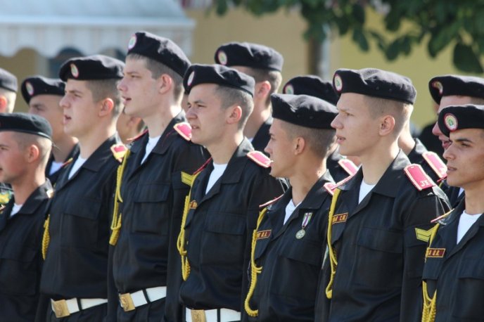 У центрі Мукачева військовим ліцеїстам вручали атестати – 02 У центрі Мукачева військовим ліцеїстам вручали атестати – 02