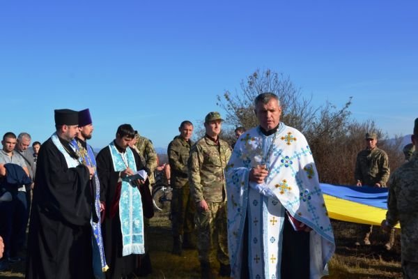 На Тячівщині на горі Капуна урочисто піднялии величезний прапор України – 05