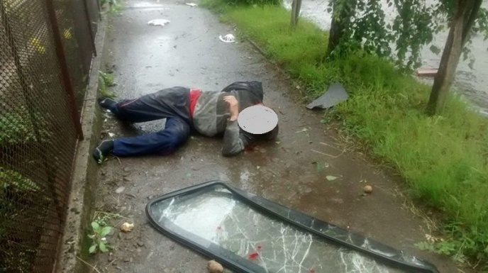 Внаслідок жахливої ДТП водій вилетів через лобове скло – 04