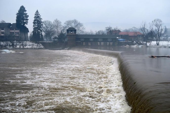 Наслідки "снігового паводку" на Закарпатті: фотограф показав, як виглядає річка Уж біля плотини у Невицькому – 02