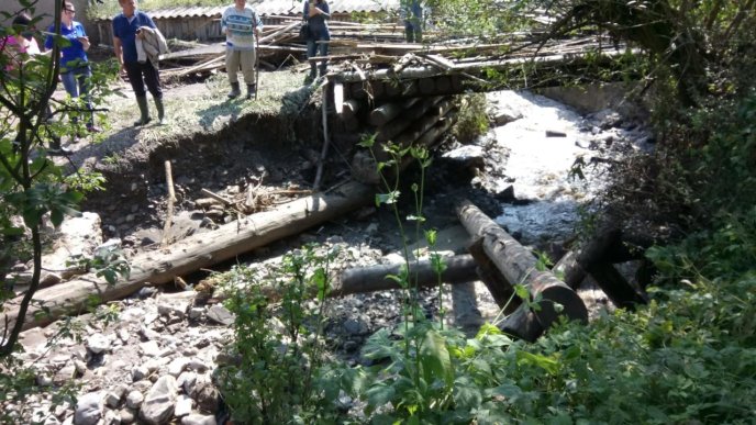 У Рахів із Ужгорода й Хуста виїхала спецтехніка для очистки замулених комунікацій – 01