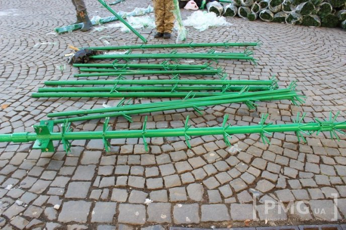 У Мукачеві встановлюють головну новорічну ялинку міста, яка буде штучною – 09 У Мукачеві встановлюють головну новорічну ялинку міста, яка буде штучною – 09