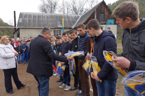 Юним волейболістам з Великої Угольки подарували спортивну форму – 04