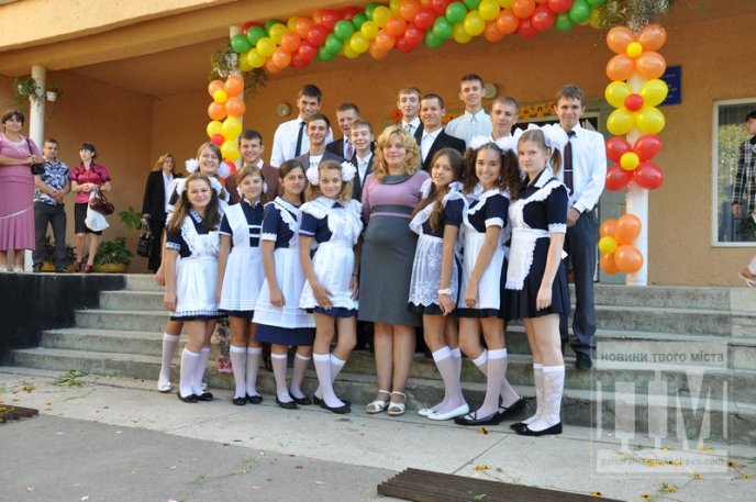 У Мукачівській ЗОШ №7 відбулось урочисте свято Першого дзвоника (ФОТОРЕПОРТАЖ) – 38