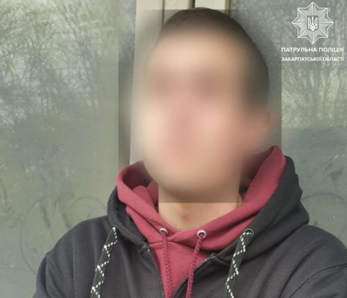 Чоловіки смикались та поводили себе надто дивно: поліцейські двічі виявили у закарпатців підозрілі речовини – 03