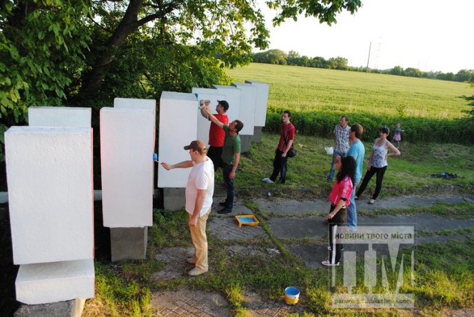 Вказівник Мукачево отримав "обличчя" кольорів державного прапору (ФОТОРЕПОРТАЖ) – 08