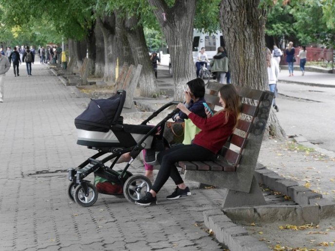 У центрі Ужгорода вандали понищили лавиці – 06