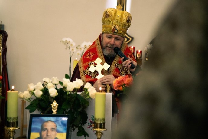 У Мукачеві навколішках прощалися з полеглим Героєм – 03