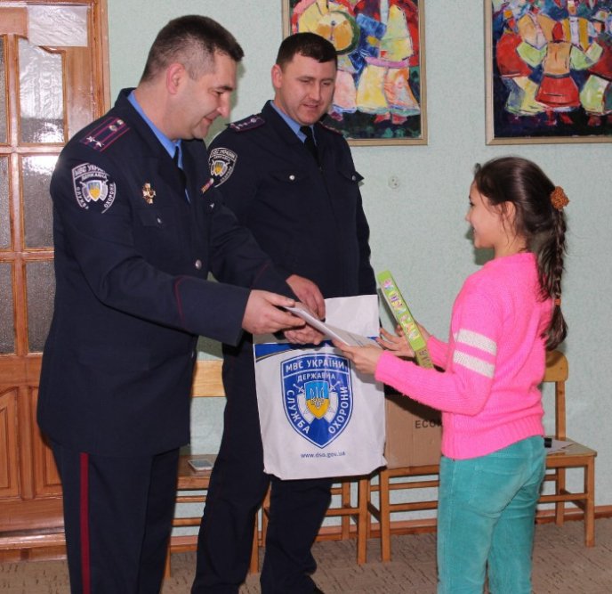 Закарпатські поліцейські вручили подарунки вихованцям Чинадіївського будинку-інтернату – 03