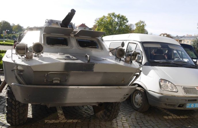 Біля Закарпатської ОДА з’явилась військова техніка – 06