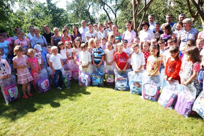 Першокласники із 12 сіл Тячівщини отримали шкільні ранці та приладдя – 14