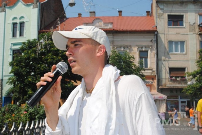 У центрі Мукачева виступають кришнаїти – 08