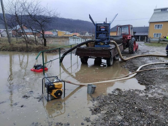 Підтоплені дворогосподарства та села без світла: рятувальники ліквідовують наслідки негоди – 01