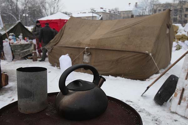 Ужгород мітингує: барикади стоять, люди прибувають, “ефект Грушевського” присутній (ФОТО) – 04 Ужгород мітингує: барикади стоять, люди прибувають, “ефект Грушевського” присутній (ФОТО) – 04