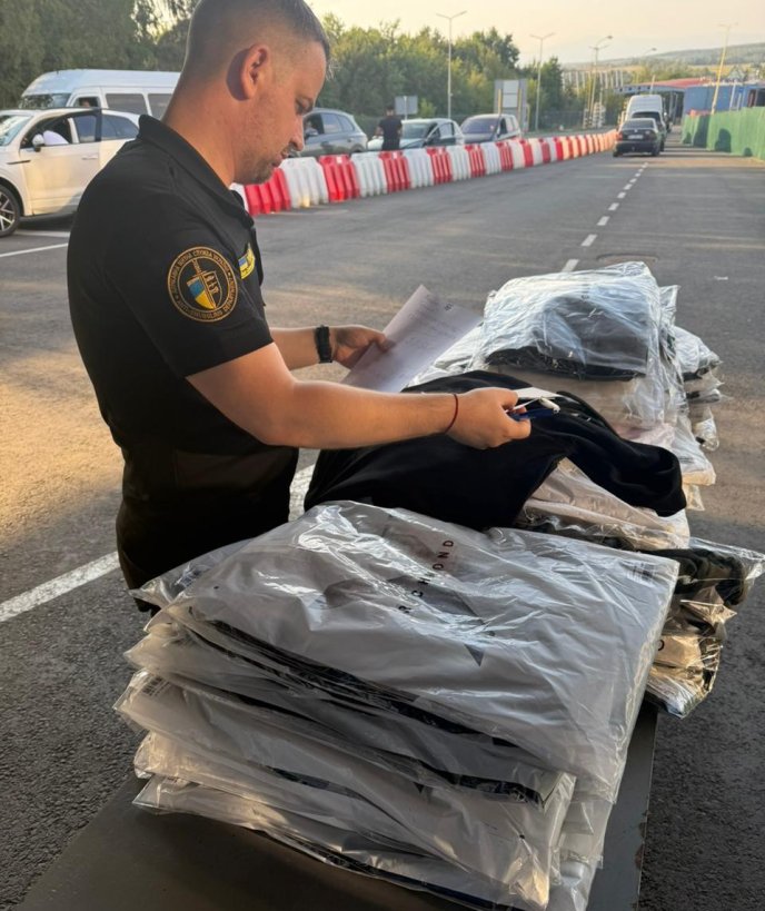 В Україну з-за кордону поверталась 68-річна жінка: що знайшли в її машині – 01 Жінка перевозила незадекларовану партію нового одягу
