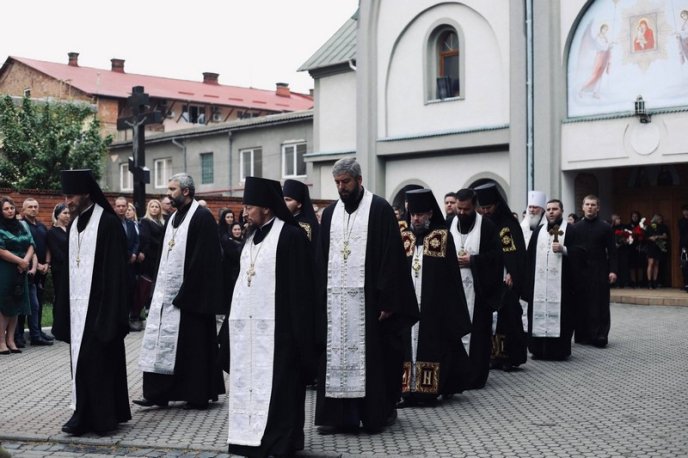 У Мукачеві попрощалися з полеглим на війні Героєм – 06