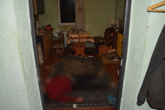 З’явились фото з місця жорстокого вбивства жінки на Свалявщині – 01