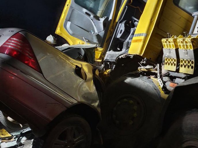 Машину розчавило під вантажівкою: подробиці фатальної аварії – 01 Машину розчавило під вантажівкою: подробиці фатальної аварії – 01