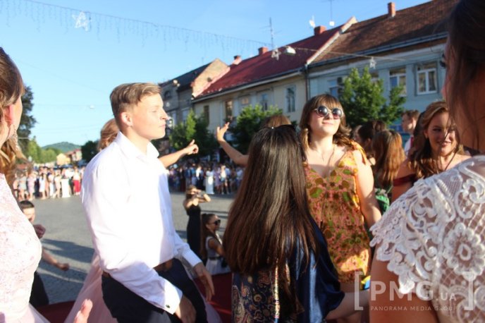 Мукачівські випускники станцювали прощальний вальс у центрі міста – 17