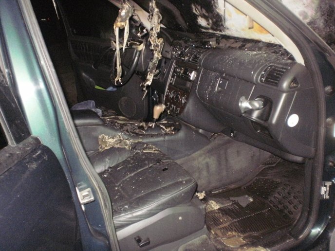 Джип "Мерседес" в Ужгороді могли підпалити, поліція відкрила кримінальну справу – 04