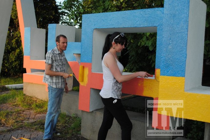 Вказівник Мукачево отримав "обличчя" кольорів державного прапору (ФОТОРЕПОРТАЖ) – 17