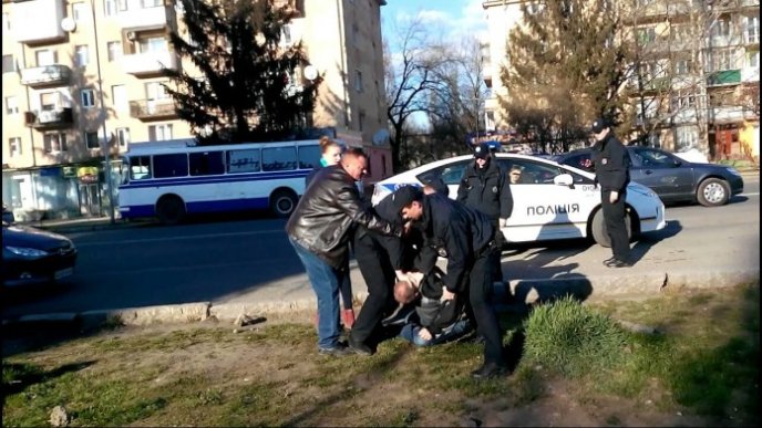 Поліція затримала в Ужгороді агресивного пасажира авто – 02