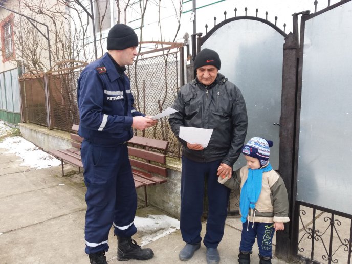 На Берегівщині рятувальники роз’яснювали селянам інформацію про те, як запобігти виникненню пожеж – 01