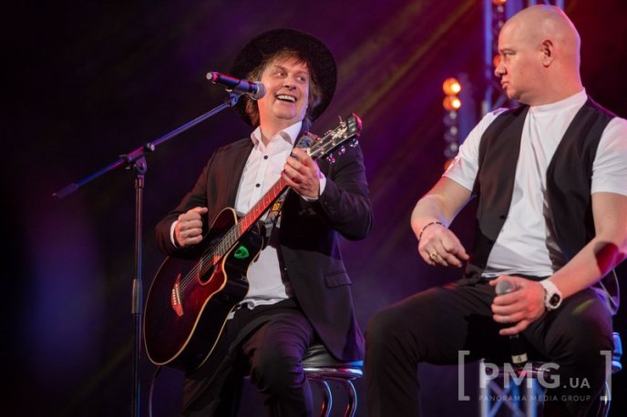 Зеленський з «Кварталом 95» в Ужгороді: Агітувати не збираємось, однак закликаємо всіх прийти на вибори – 18