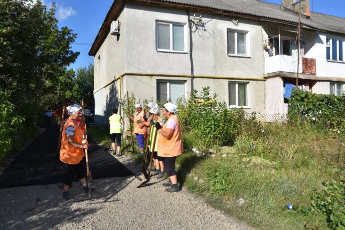 В Іршаві бригада жінок ремонтує дороги – 03