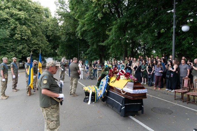 В Ужгороді сьогодні поховали військового – 05
