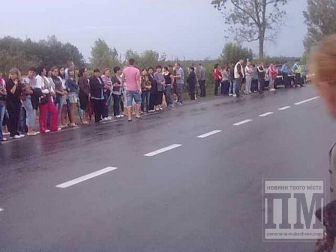 Вчора у селі Гать, зі сторони Мукачева, жінки перекрили дорогу (ФОТО, ВІДЕО) – 07