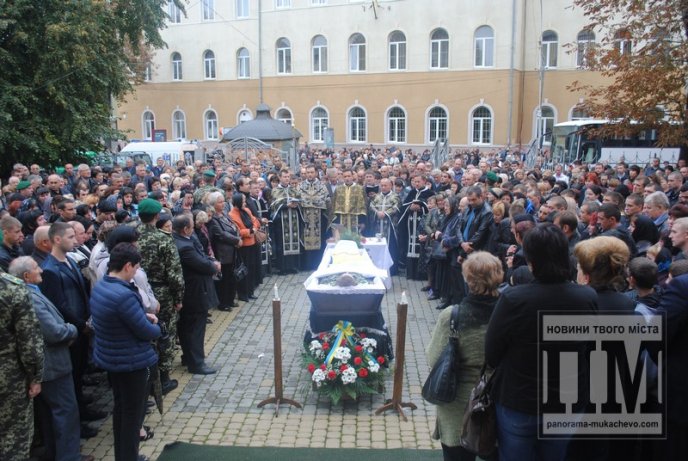 Сум, плач та сльози: Мукачево попрощалось з героєм-земляком (ФОТОРЕПОРТАЖ) – 14